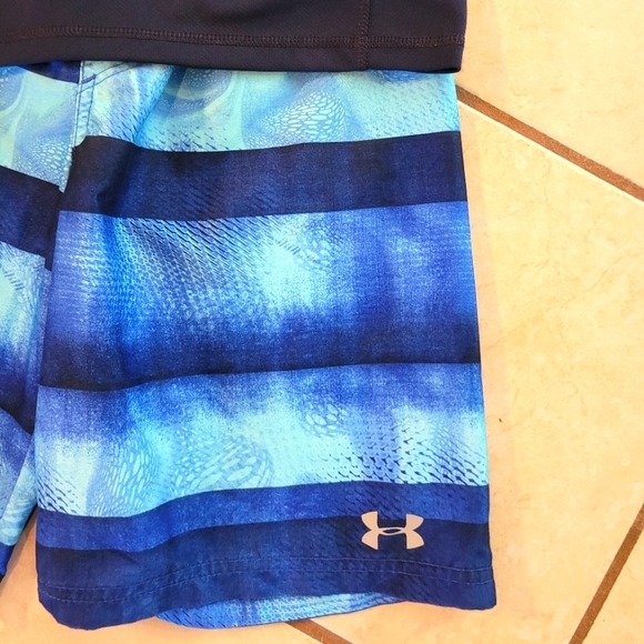 EUC- BUNDLE OF BIG BOYS UNDER ARMOUR SWIM TRUNKS WITH MATCHING NAVY RASHGUARD - Picture 3 of 14